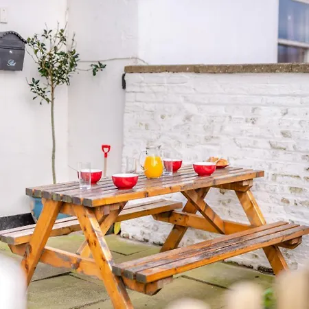 2 Bed In Oc-w037 * Whitby